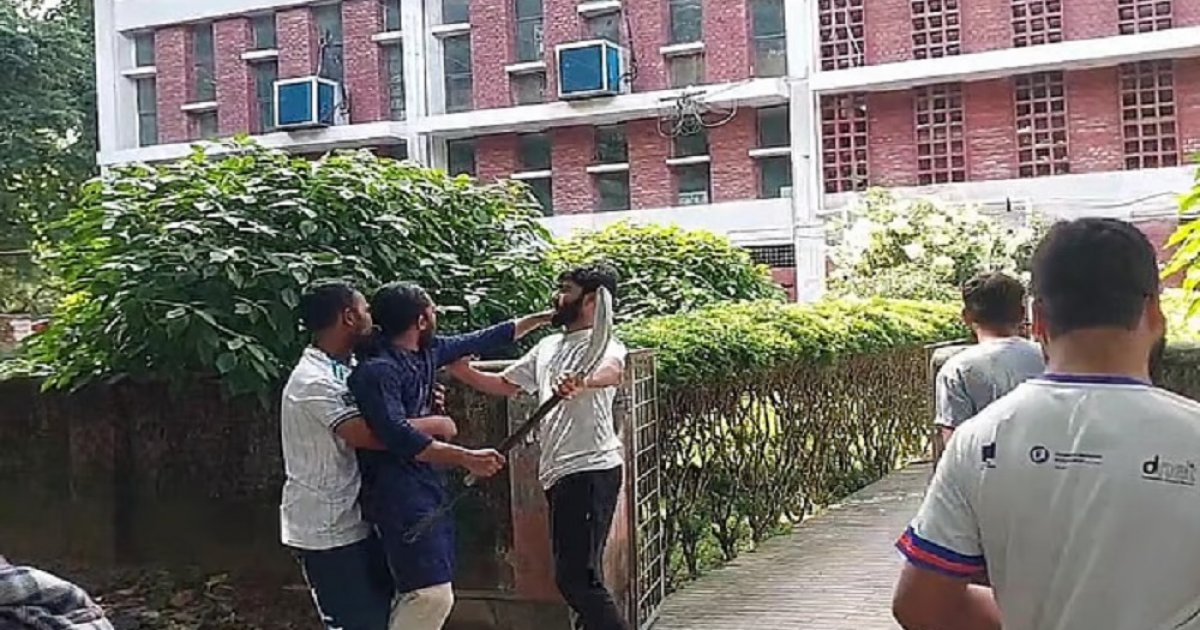 রাবিতে সংঘর্ষের পর দুই শিক্ষার্থী গ্রেপ্তার, 'মব সন্ত্রাসের' বিচার দাবি