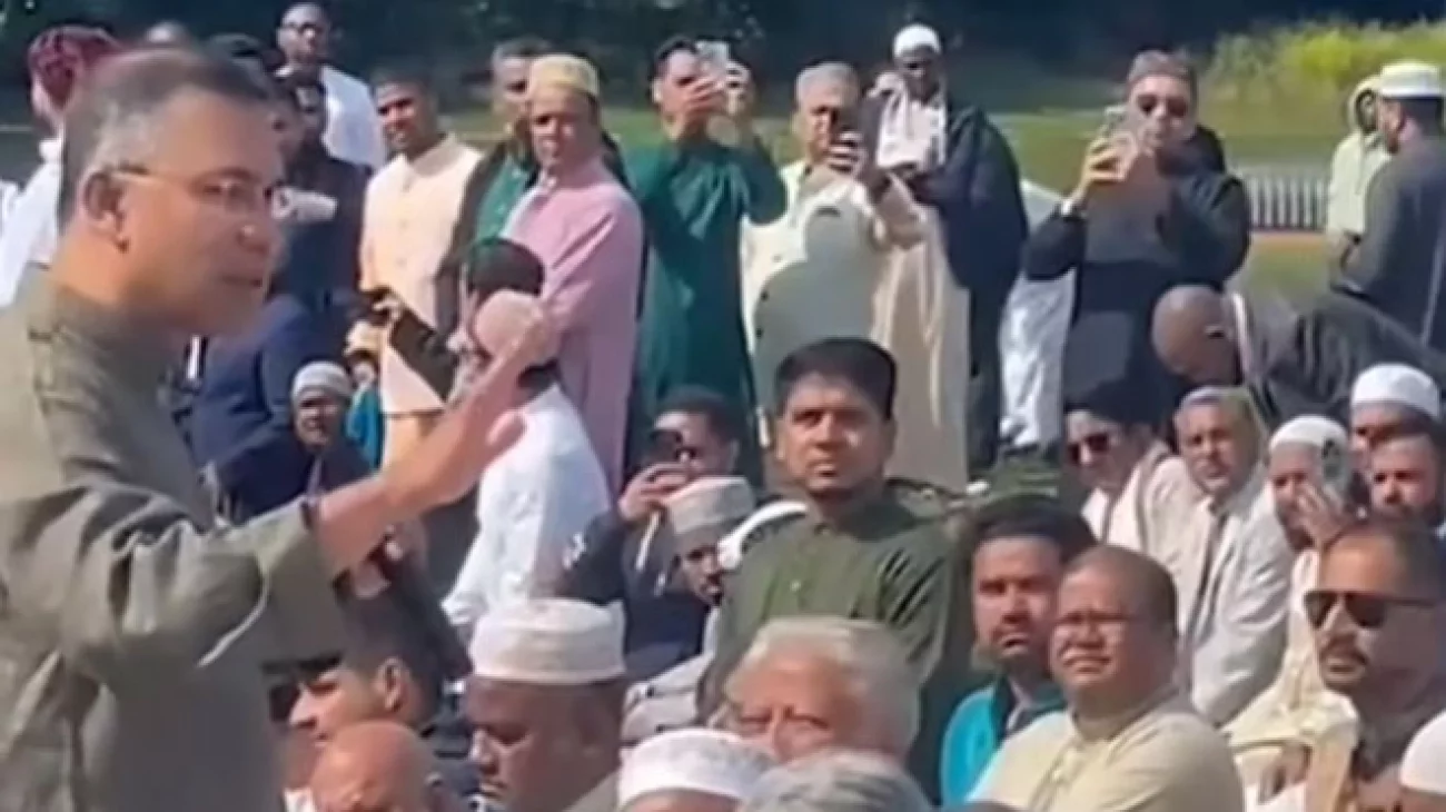 লন্ডনে কিংসমেডাও স্টেডিয়ামে ঈদের জামাতে অংশ নিয়েছেন বিএনপির ভারপ্রাপ্ত চেয়ারম্যান তারেক রহমান