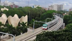 শুক্রবারে মেট্রোরেল চালুর দাবি