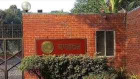 গণভবনে ঢুকে হাজারো মানুষের উল্লাস