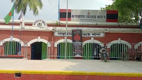 ফুলের গাছ খেয়েছিল ছাগল, টাকা খেলেন ওসি