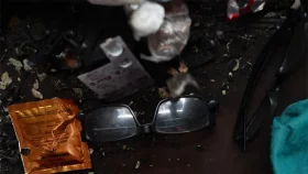 পড়ে আছে ওষুধ, স্যালাইনের প্যাকেট আর চশমা!