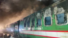 বেনাপোল এক্সপ্রেস ট্রেনে আগুন, নিহত ৪