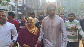 সৌদি থেকে ফিরেই ভোট দিলেন শাকিব খান