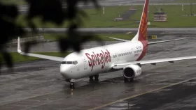 প্লেনযাত্রার পুরো সময় টয়লেটেই আটকা যাত্রী!