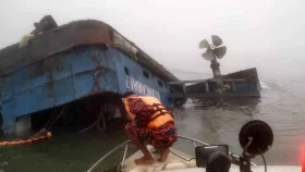 ৯ ট্রাকসহ পদ্মায় ডুবল ফেরি