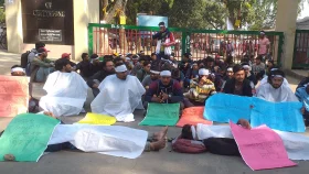 &nbsp;চবিতে কাফনের কাপড় পরে শিক্ষার্থীদের আন্দোলন