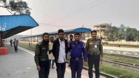 রেললাইনের ক্লিপ খোলার সময় যুবক আটক