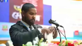 বই ছিঁড়ে চাকরি হারালেন ব্র্যাক বিশ্ববিদ্যালয়ের শিক্ষক!