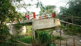 সেতুতে উঠতে বাঁশের সাঁকো