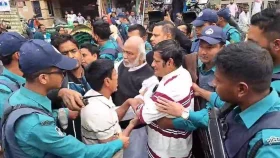 থানা থেকে বাড়ি ফিরছেন মঈন খান