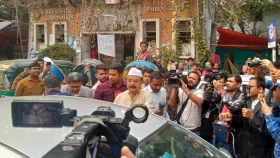 পুলিশের বাধায় মিছিল পণ্ড, একা এসে কথা বলে গেলেন গয়েশ্বর