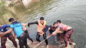 গাড়ি ধুতে গিয়ে পা পিছলে দীঘিতে পড়ে তলিয়ে গেলেন বিজয়