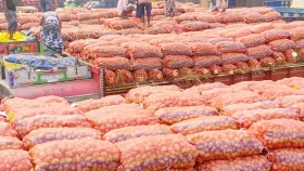 হিলি বন্দর দিয়ে এলো ১০০ মেট্রিক টন আলু