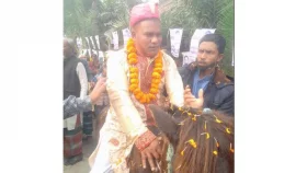 বর সেজে ও ঘোড়ায় চড়ে ভোট চাইলেন রাজ্জাক