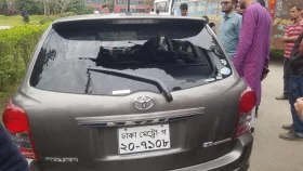 &lsquo;কনুইয়ের গুতা&rsquo; দিয়ে শিক্ষকের গাড়ি ভাঙল ছাত্রলীগ