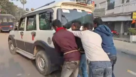 অভিযুক্তদের গাড়ি ঠেলার নির্দেশ দিয়ে বিপাকে পুলিশ