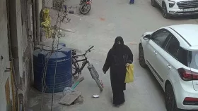 বোরকা পরে নিজের বাড়িতে চুরি করলেন তরুণী