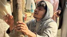 &lsquo;অ মারে মা, আঁই হারে মা ডাইক্কুম&rsquo;