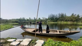সেতুমন্ত্রীর বাড়ির পাশে সেতুর অভাব