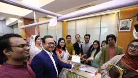 রিয়াজকে সঙ্গে নিয়ে  মনোনয়ন ফরম কিনলেন নিপুণ