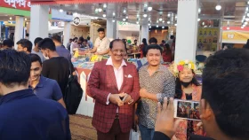 মোশতাক-তিশাকে ঘিরে বইমেলায় দর্শনার্থীদের ভিড়
