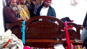 স্ত্রীর হাত-পা বেঁধে চোখের সামনেই ফাঁস নিলেন স্বামী