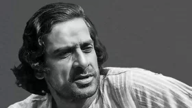 শিল্পীর জীবন &lsquo;শো মাস্ট গো অন&rsquo;