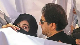 কারাগারে বসেই ভোট দিলেন ইমরান, পারলেন না বুশরা