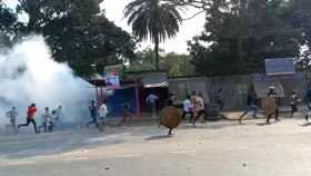 ছাত্রলীগের দুই পক্ষের সংঘর্ষ, পথচারী গুলিবিদ্ধ
