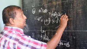 দৃষ্টিহীন শওকত স্যার বিলিয়ে চলেছেন শিক্ষার আলো