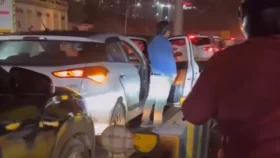 জ্যামে আটকে গাড়ি, মাঝ রাস্তায় প্রস্রাব করে চালক ভাইরাল