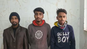 সড়কে গাড়ি থামিয়ে বহিষ্কৃত ছাত্রলীগ নেতার চাঁদাবাজি