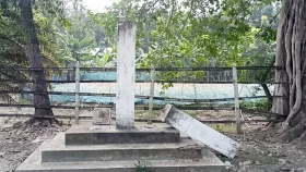 শহীদ মিনার ভাঙল দুর্বৃত্তরা