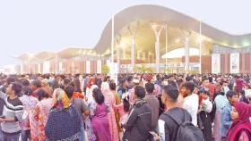 &lsquo;শেষ শুক্রবার&rsquo; জমজমাট বাণিজ্য মেলা&nbsp;
