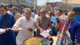 পুলিশি বাধা উপেক্ষা করে গাজীপুরে বিএনপির লিফলেট বিতরণ
