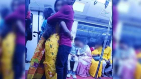 মেট্রোতে আলিঙ্গনরত ভাইরাল ছবিটি আসলে কোন জায়গার?