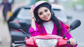অভিনয়ের জন্য বাইক চালানো শিখলেন পড়শী