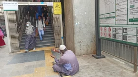 মেট্রোস্টেশনের সামনে ভিক্ষুক এবং ...