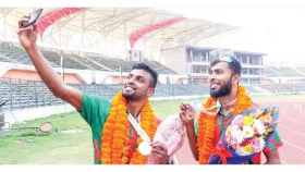 হেলায় থেকেও আলোকিত তারা