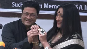 ঋতুপর্ণার হাতে নৌকা তুলে দিলেন ফেরদৌস
