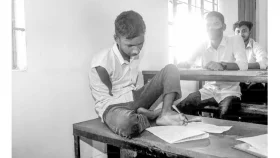 পায়ে লিখে এসএসসি পরীক্ষা দিচ্ছেন সিয়াম