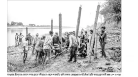 গড়াইপাড়ে স্বেচ্ছাশ্রমে বেড়িবাঁধ