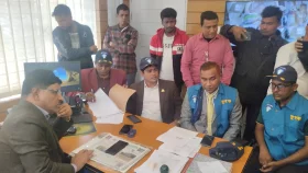 গাইবান্ধা পাসপোর্ট অফিসে দালাল চক্রের তিন সদস্য আটক