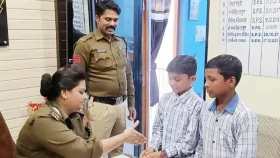 রাস্তায় পড়ে ছিল হাজার হাজার টাকা, দুই শিশু কুড়িয়ে থানায় দিলো