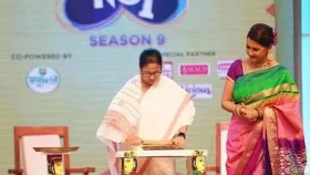 রুটি বেলবেন মমতা ব্যানার্জি
