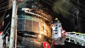 গ্লাস ভেঙে মানুষ বের করার চেষ্টা করছে ফায়ার সার্ভিস