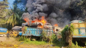 শাহবাগ থানায় ডাম্প করে রাখা গাড়িতে আগুন
