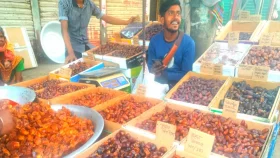 নিম্নবিত্তের নাগালের বাইরে ইফতারের খেজুর!