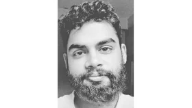 বোমারু বিমানের ফাঁকে গাজার আকাশে রমজানের চাঁদ